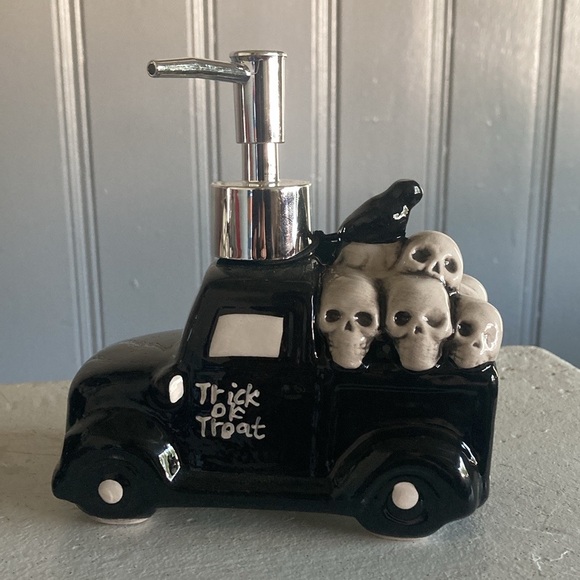 NWT- Set of 2- 10.9oz- Black Ceramic Trick or Treat Truck Soap Dispensers 💀🐦‍⬛ - Picture 16 of 16